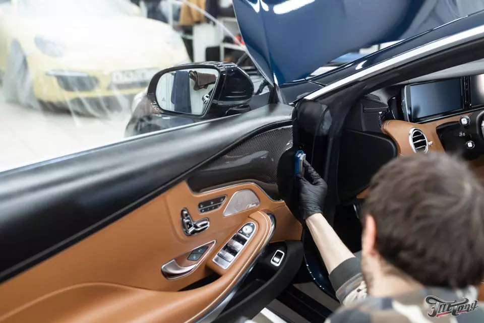 Mercedes S63 AMG. Детейлинг химчистка салона с полировкой глянцевых элементов!